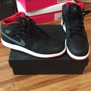 Air Jordan 1 Mid BG